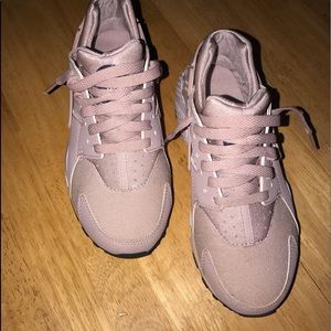 Light pink Nike Huaraches size 4.5y